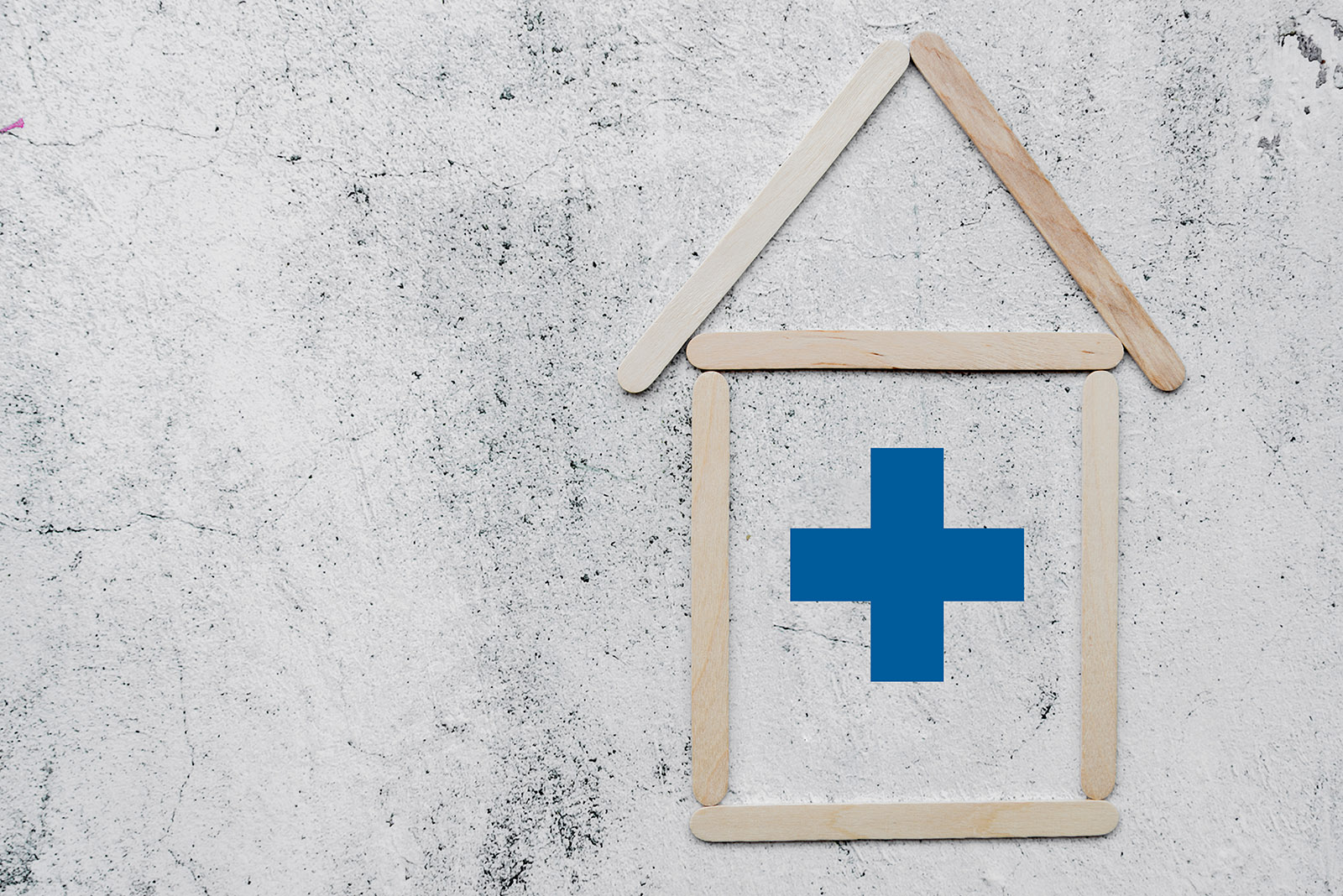 Haus mit blauem Erste Hilfe Kreuz